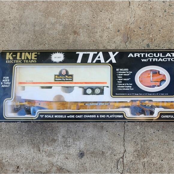 O-Gauge - TTAX Spine Car with 2 Southern Pacific Golden Pig Service Trailers - Picture 1 of 6